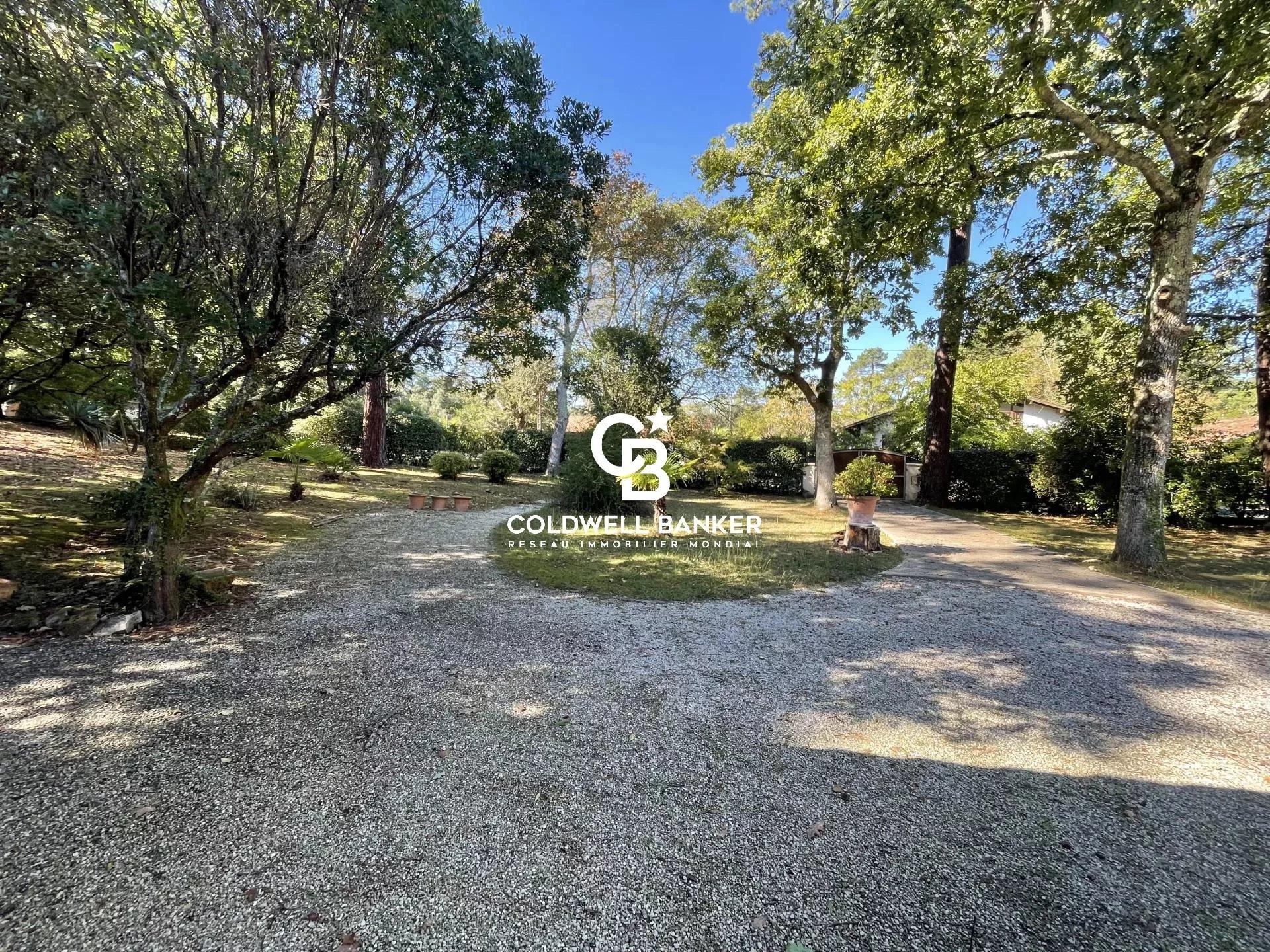 Villa familiale à Hossegor avec plusieurs dépendances à vendre, golf et centre ville à pied