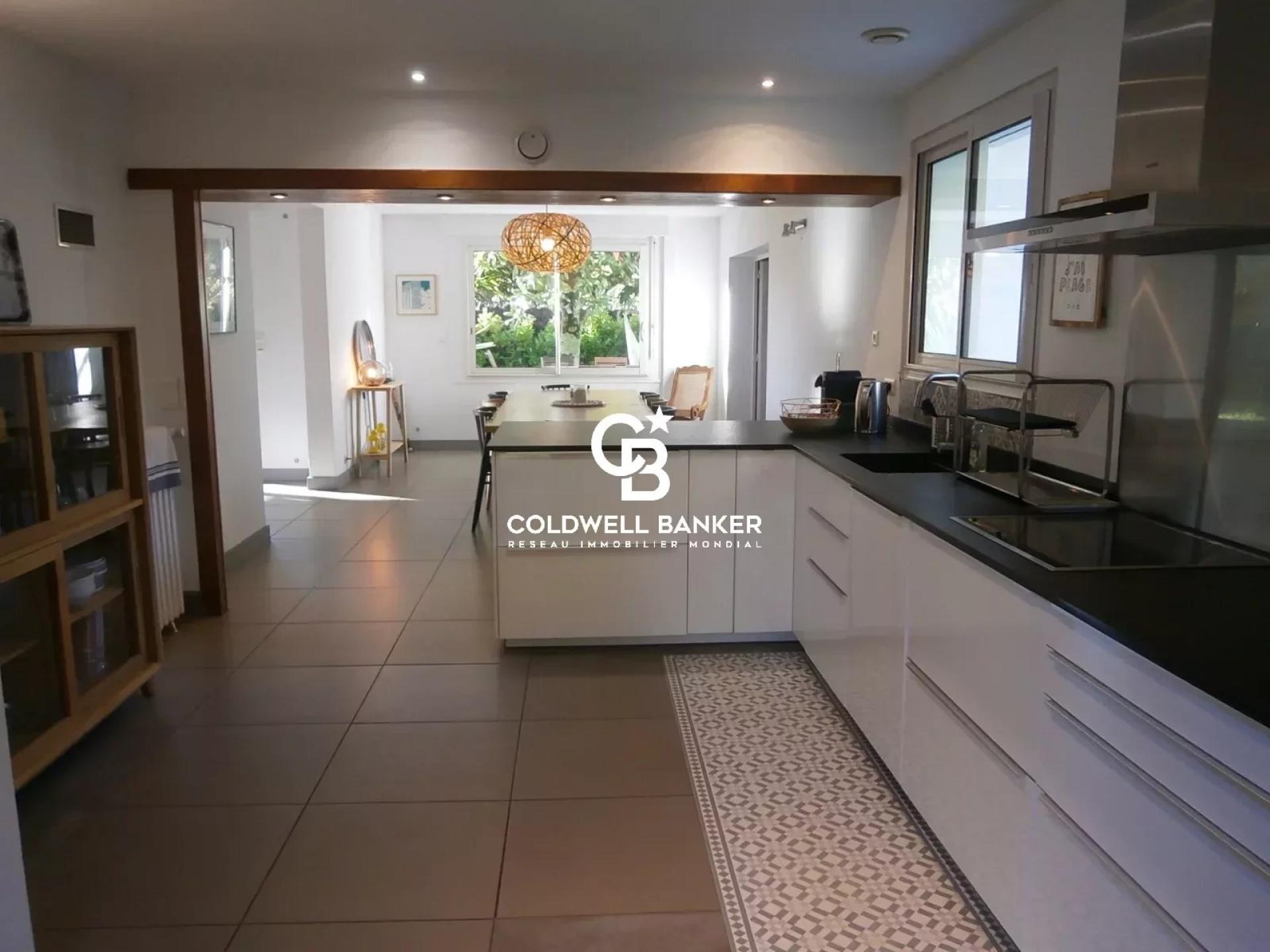 Spacieuse maison rénovée avec piscine et grand terrain proche du lac de Soustons à vendre