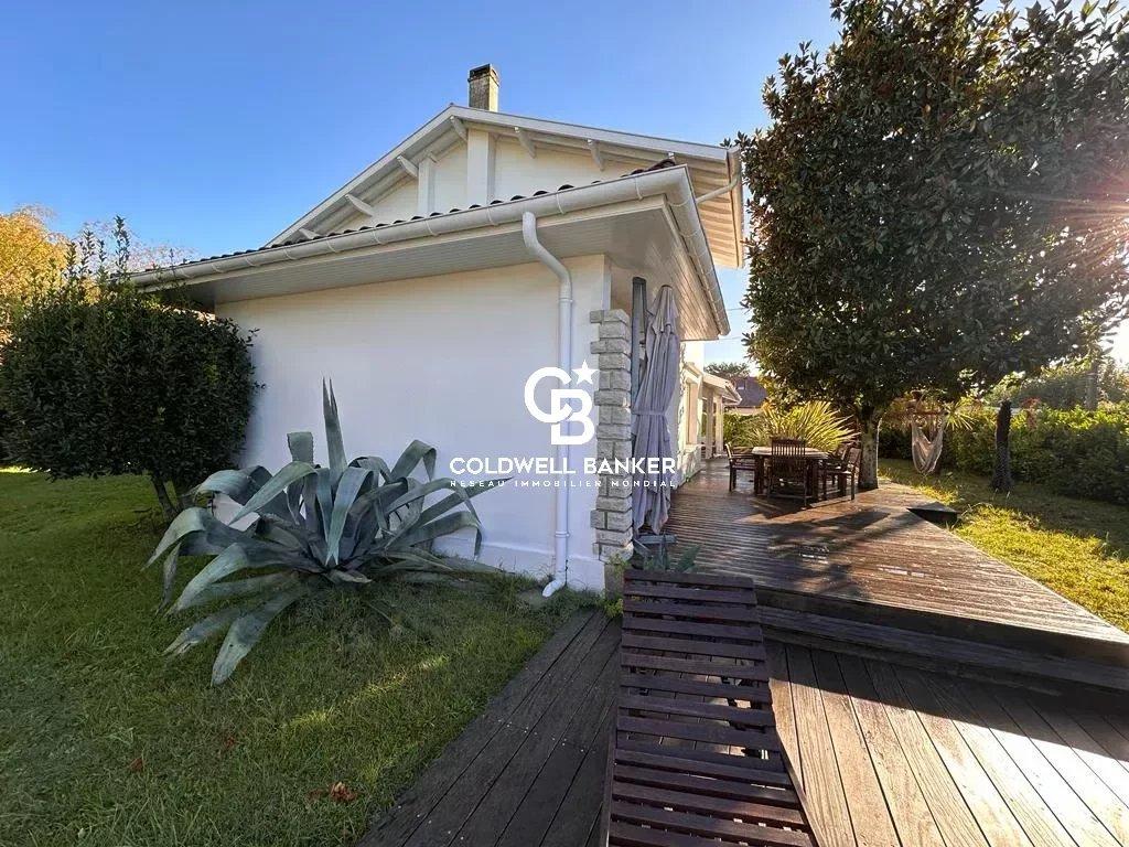 Spacieuse maison rénovée avec piscine et grand terrain proche du lac de Soustons à vendre