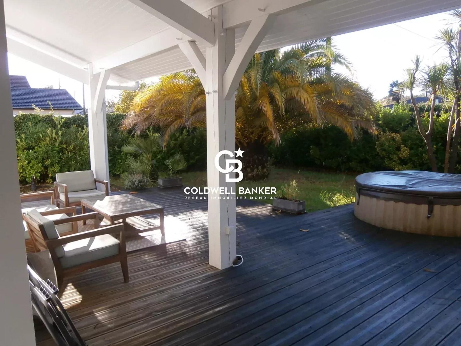 Spacieuse maison rénovée avec piscine et grand terrain proche du lac de Soustons à vendre