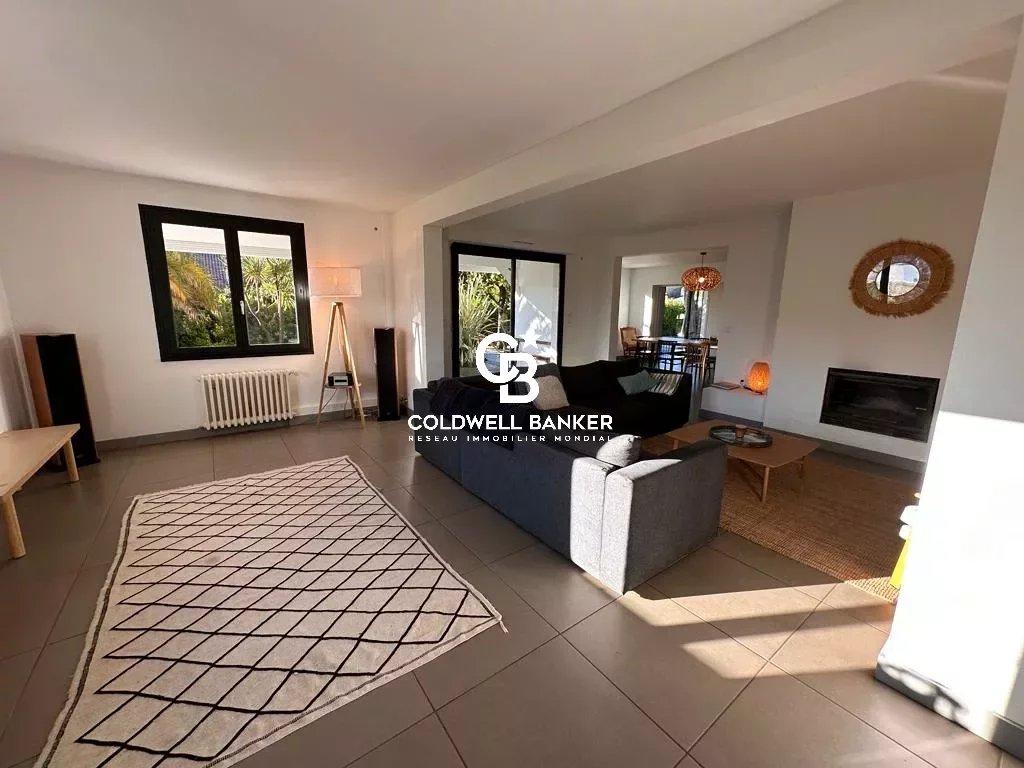 Spacieuse maison rénovée avec piscine et grand terrain proche du lac de Soustons à vendre