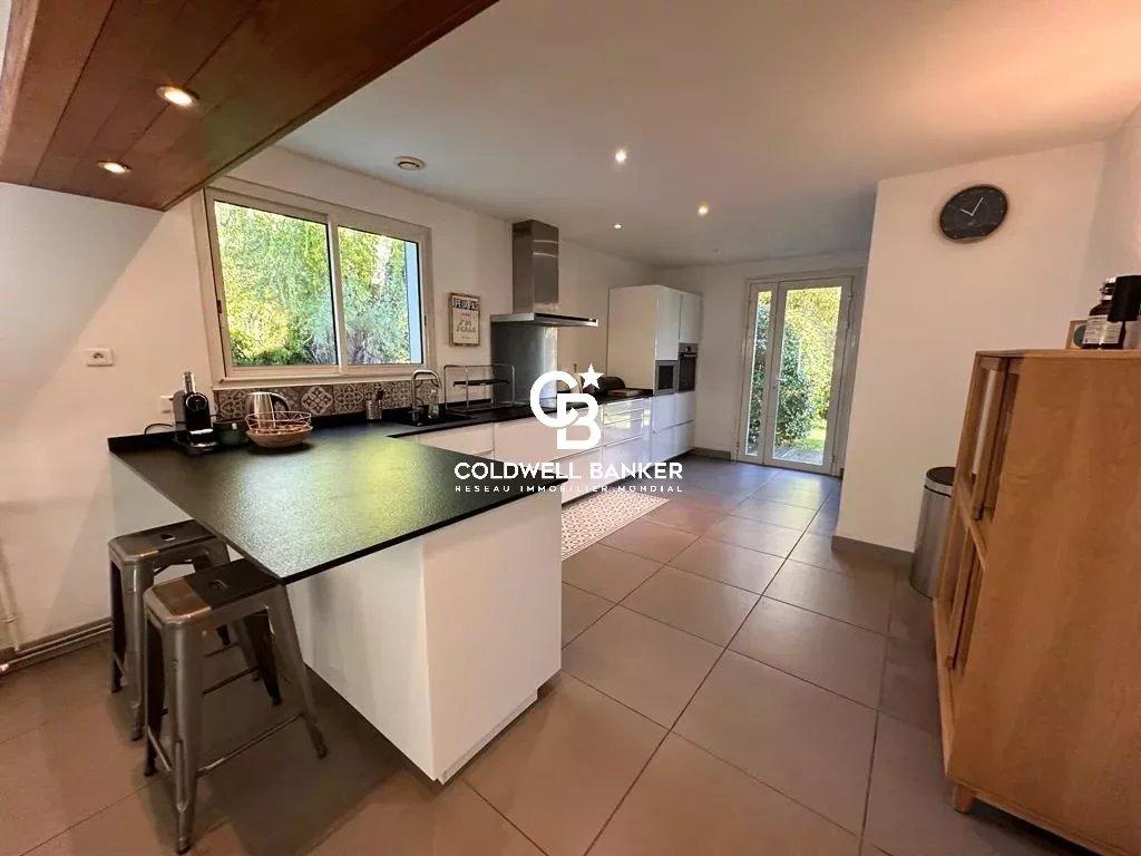 Spacieuse maison rénovée avec piscine et grand terrain proche du lac de Soustons à vendre