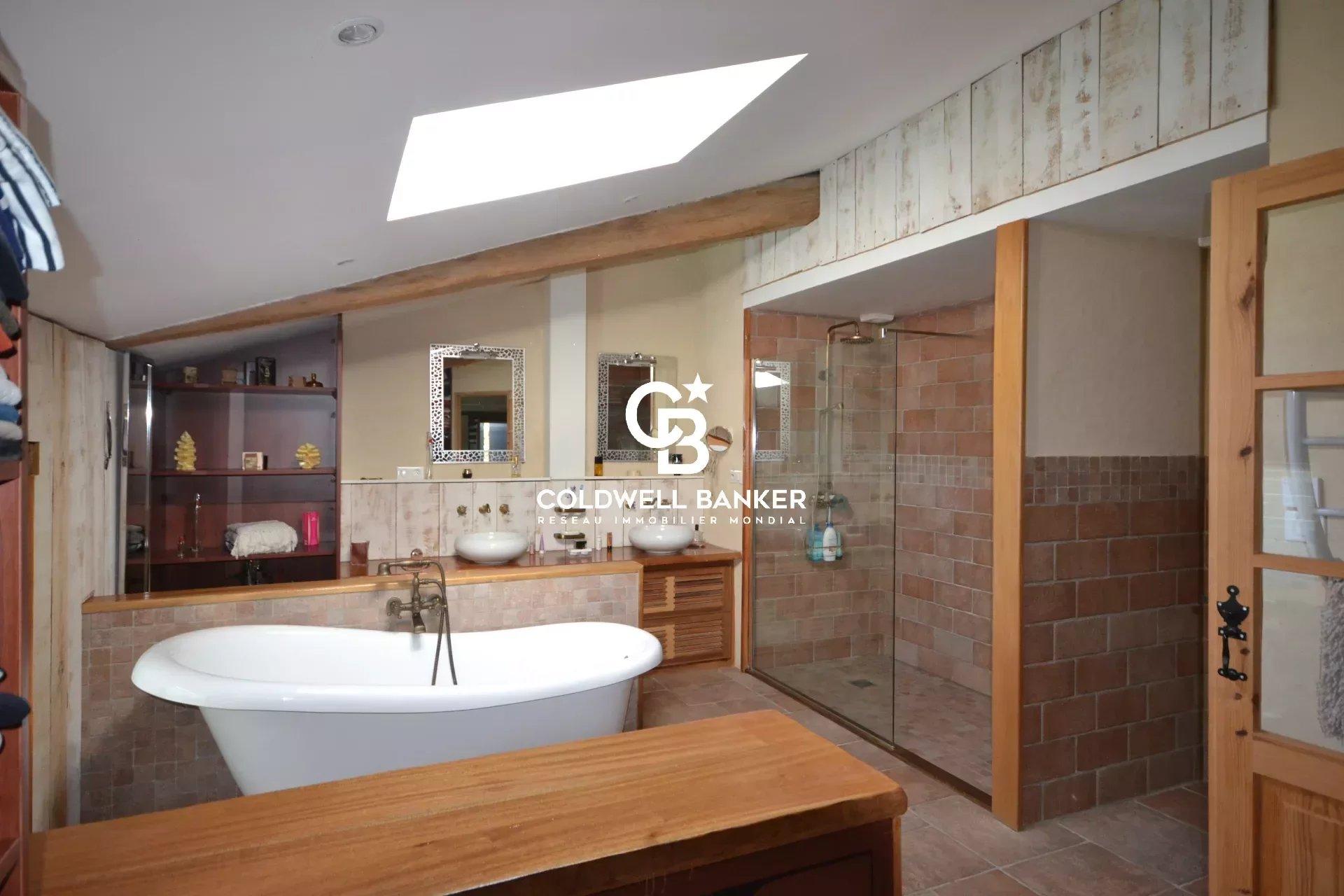 Ferme moderne rénovée avec 2 habitations sur 4 hectares à Biaudos