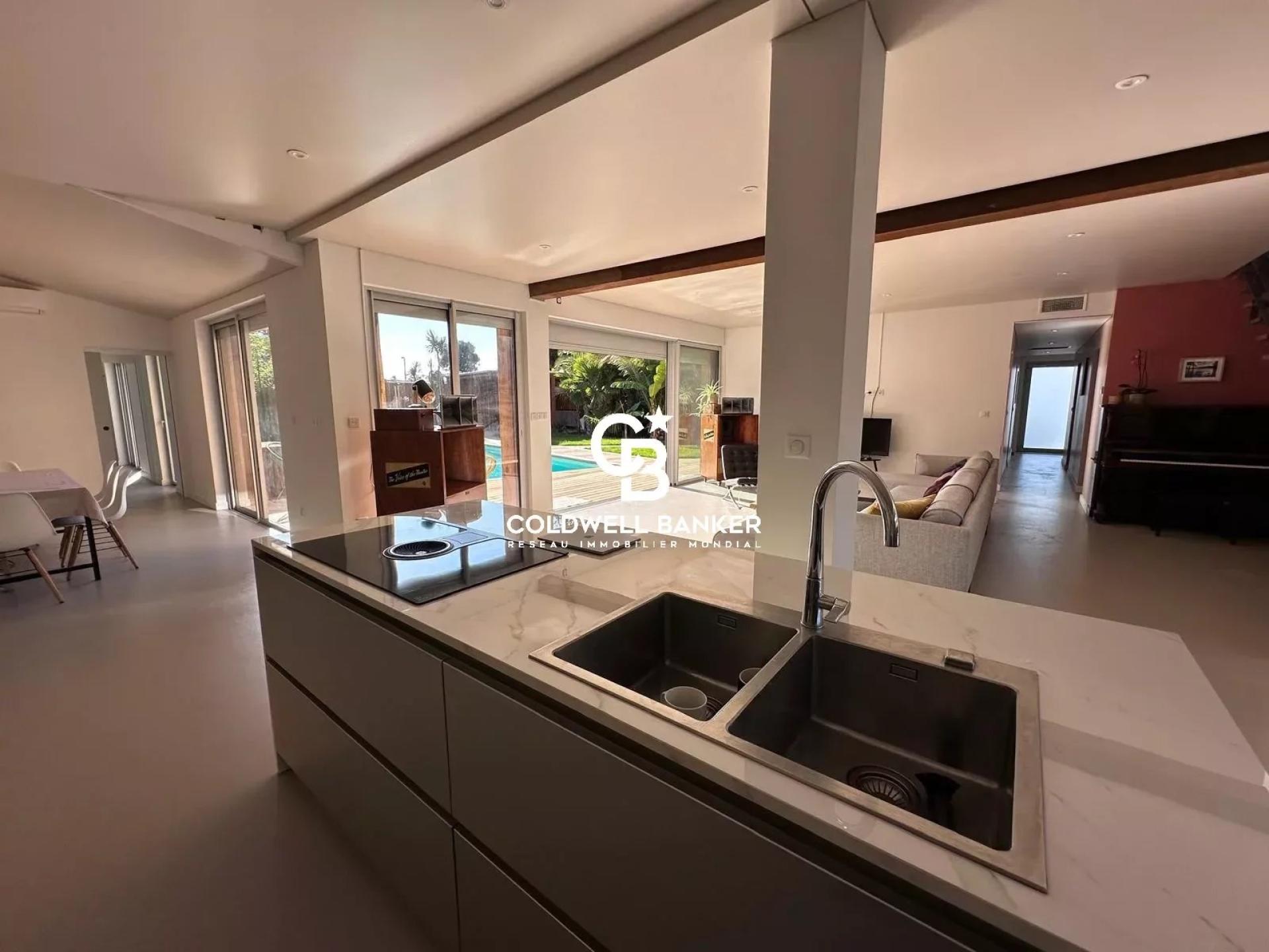 Villa à vendre à Seignosse -  contemporaine 240 m², avec piscine et studio indépendant