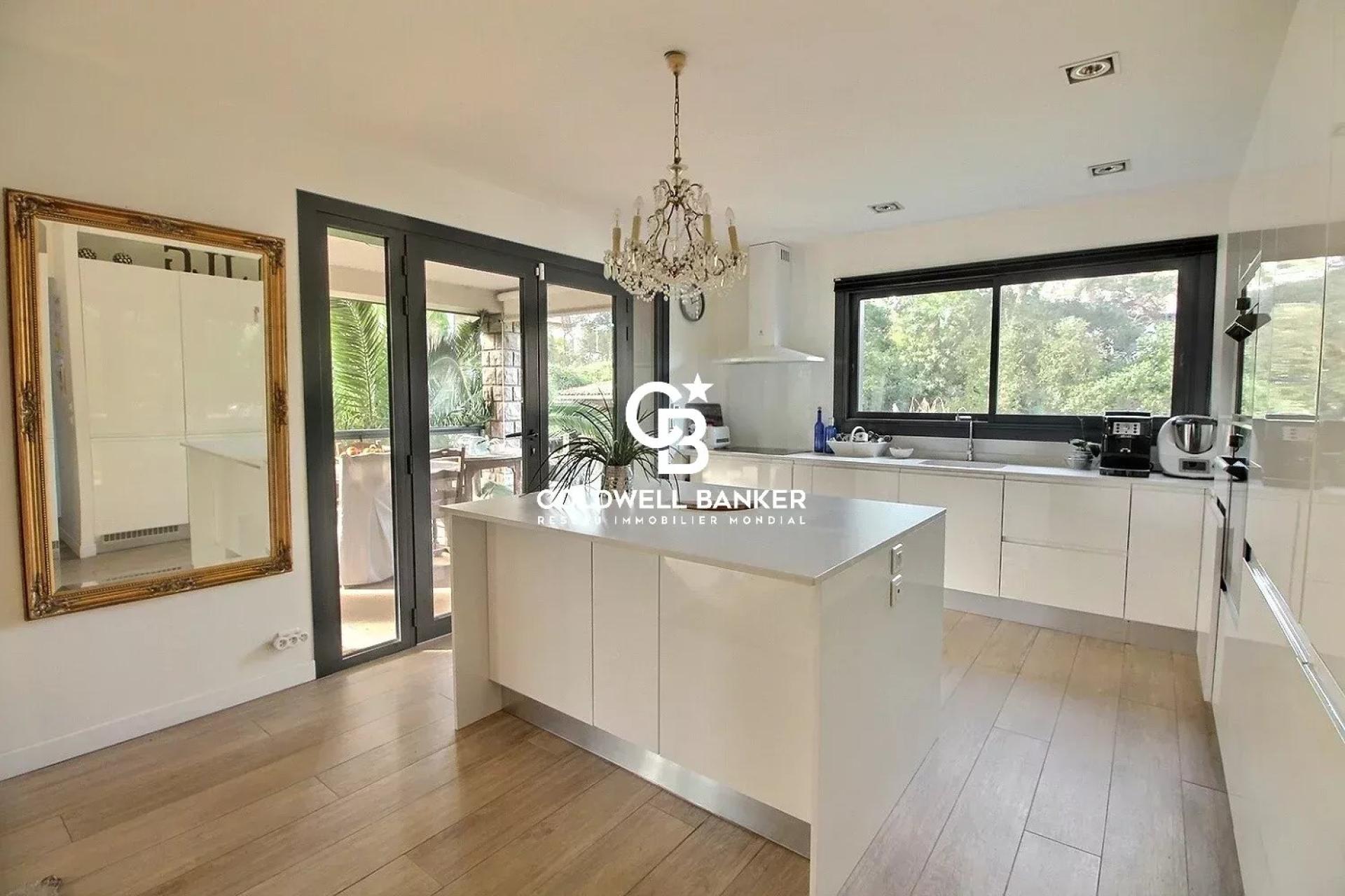 Villa d'exception à vendre entre lac et océan à Hossegor - 200 m2, 6 chambres, grand jardin et terrasses