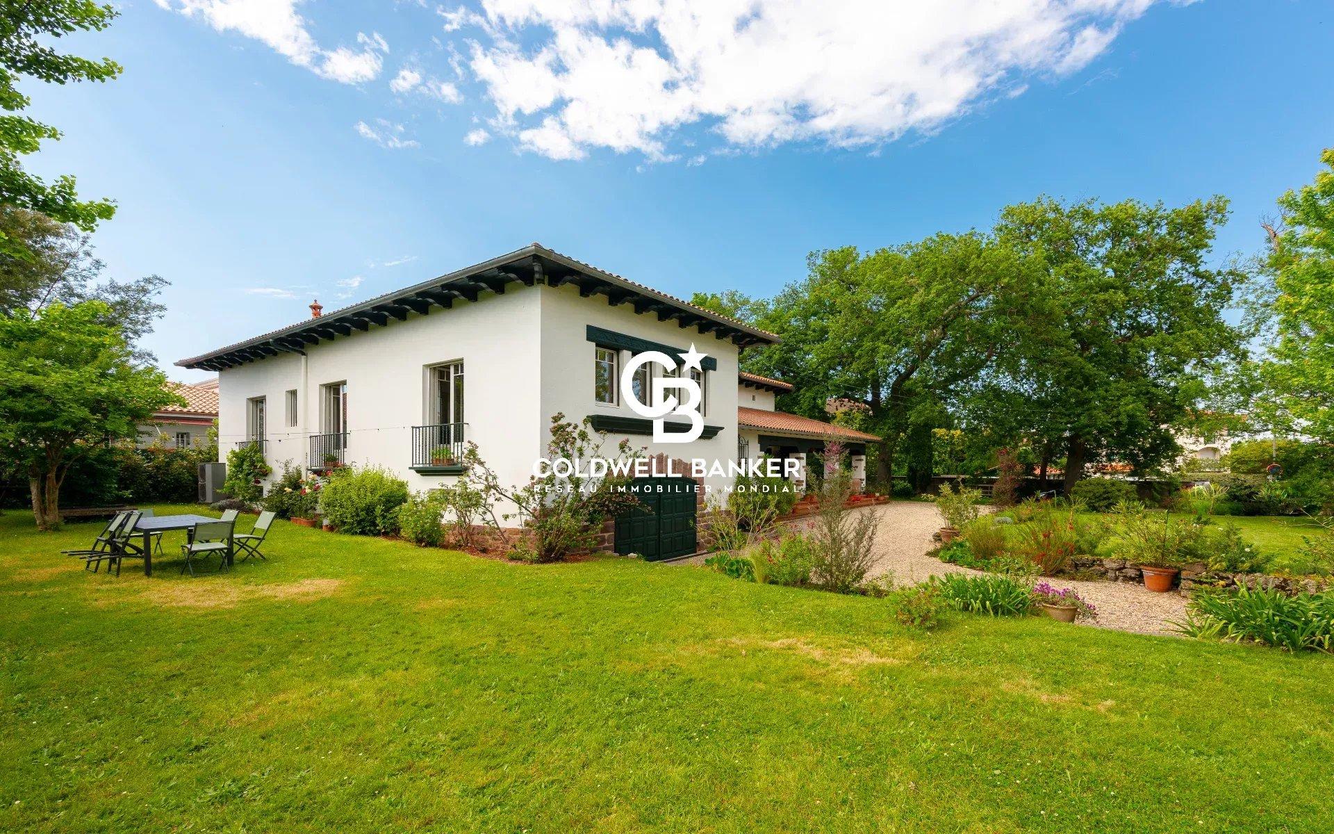 Maison à vendre à Anglet : vaste terrain, proche plages et commodités