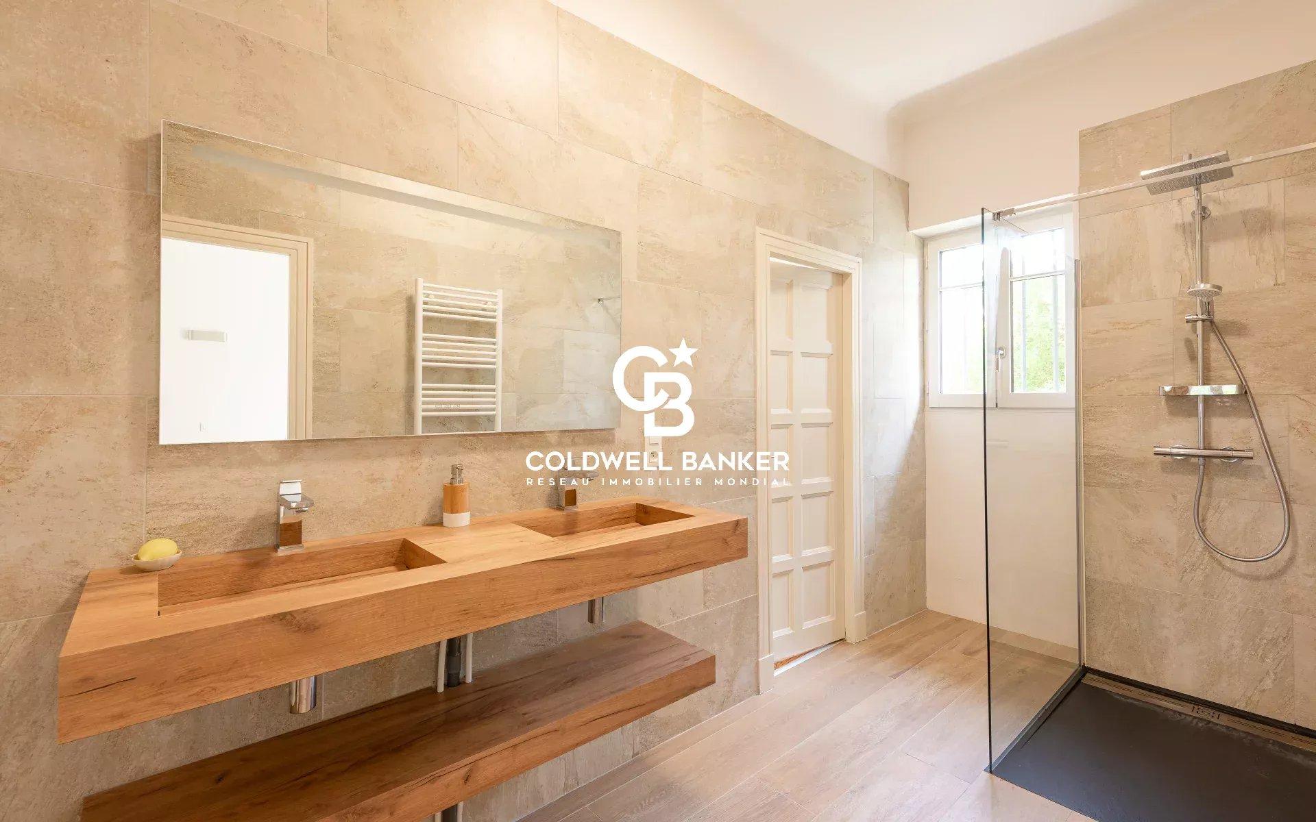 Maison à vendre à Anglet : vaste terrain, proche plages et commodités