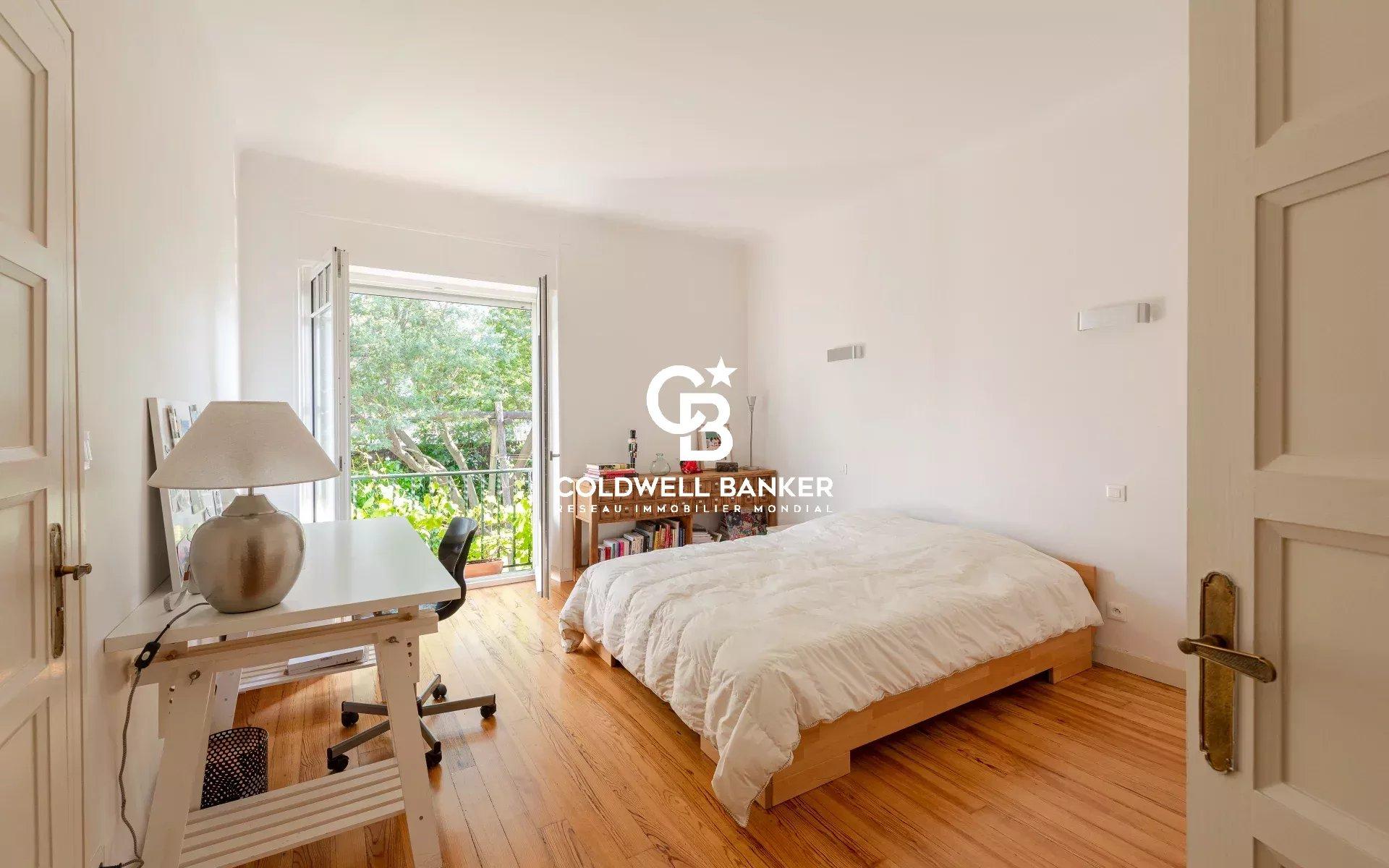 Maison à vendre à Anglet : vaste terrain, proche plages et commodités