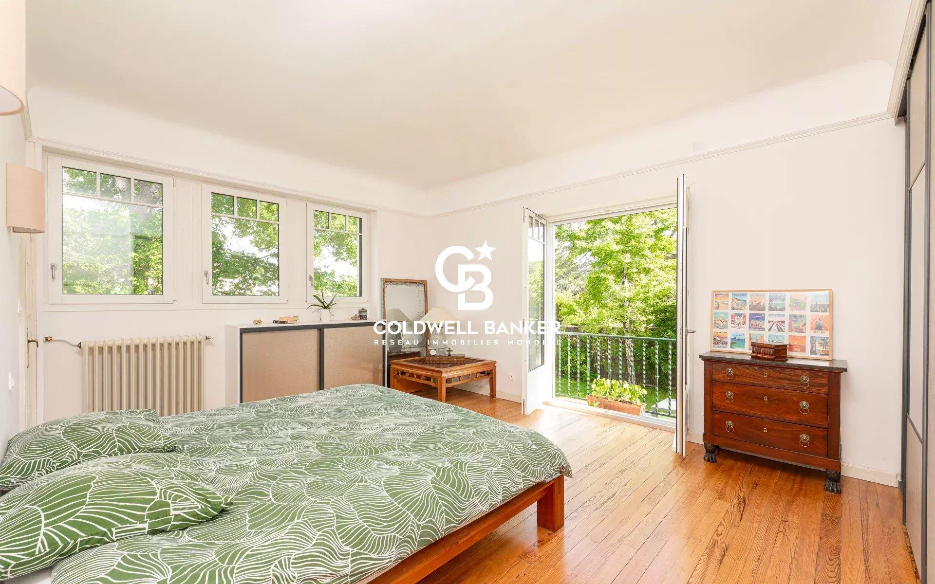 Maison à vendre à Anglet : vaste terrain, proche plages et commodités