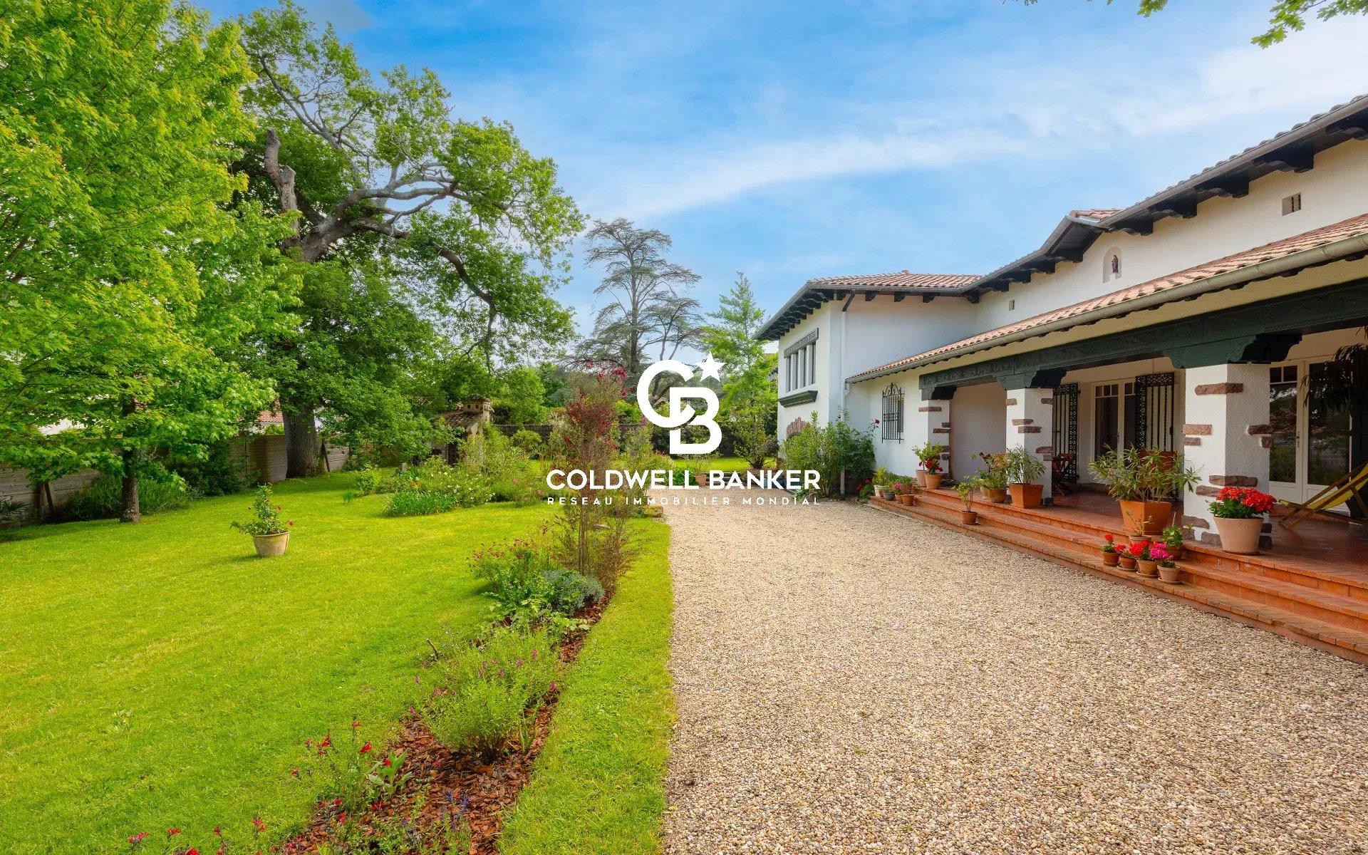 Maison à vendre à Anglet : vaste terrain, proche plages et commodités