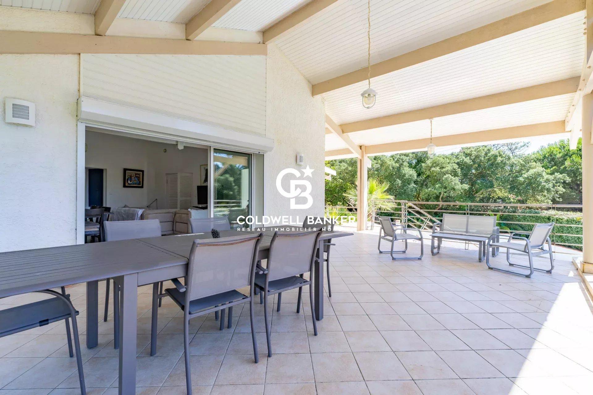 Maison à vendre à Hossegor - villa T6 avec piscine, entre lac et océan