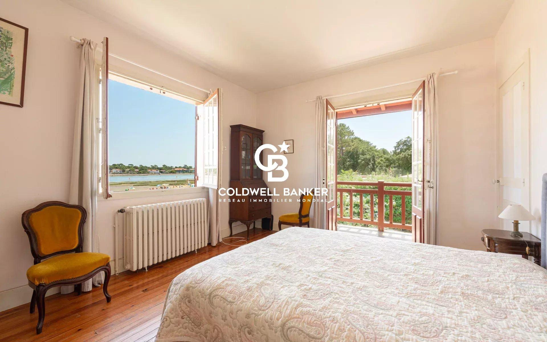 Villa d’architecte à vendre à Hossegor - première ligne sur le lac, parc paysager de 3 000 m² et tennis privé