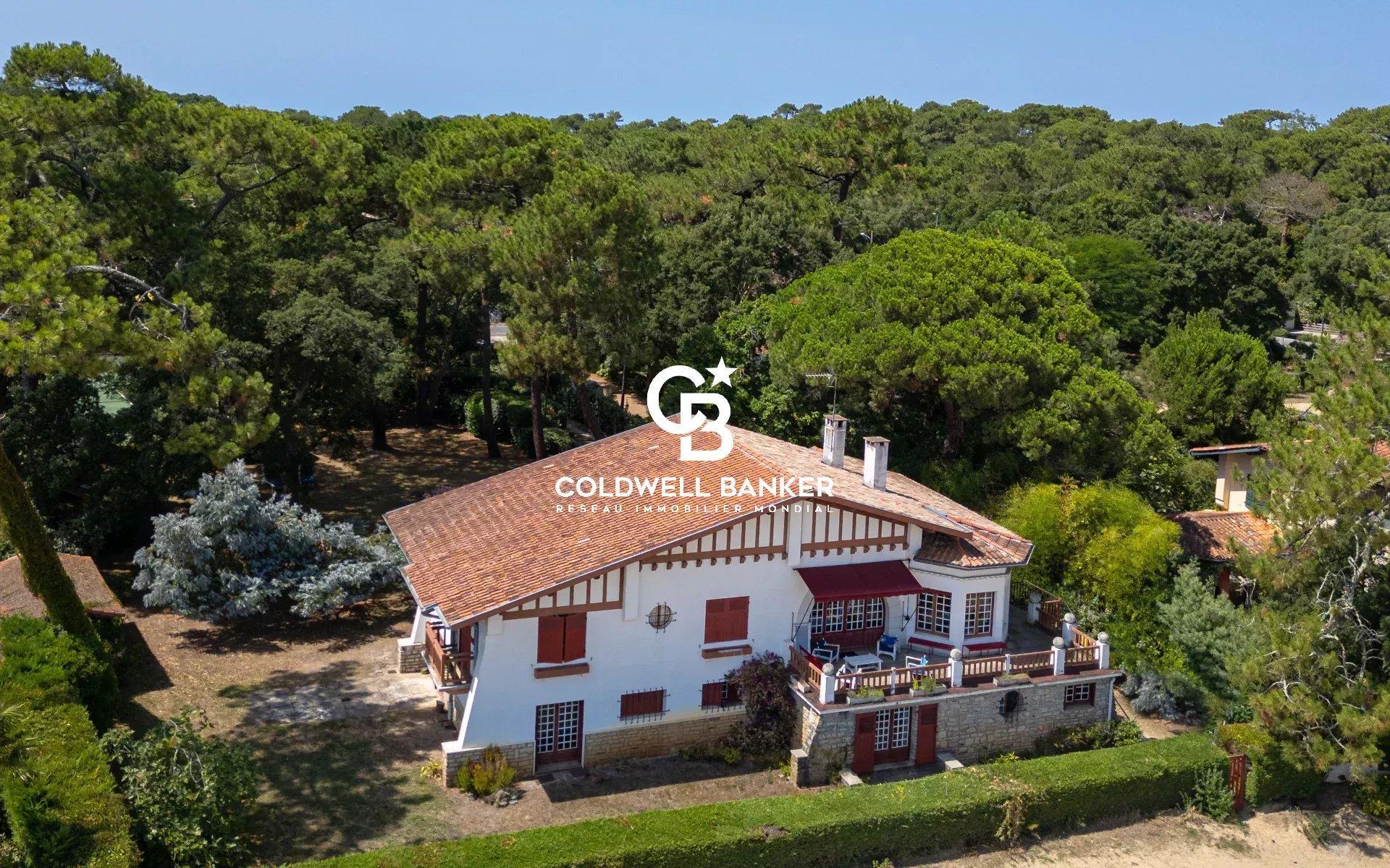 Villa d’architecte à vendre à Hossegor - première ligne sur le lac, parc paysager de 3 000 m² et tennis privé