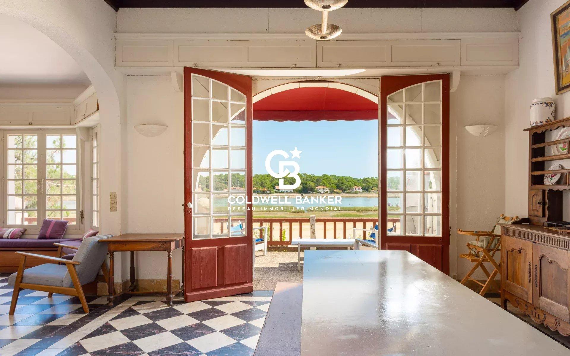 Villa d’architecte à vendre à Hossegor - première ligne sur le lac, parc paysager de 3 000 m² et tennis privé
