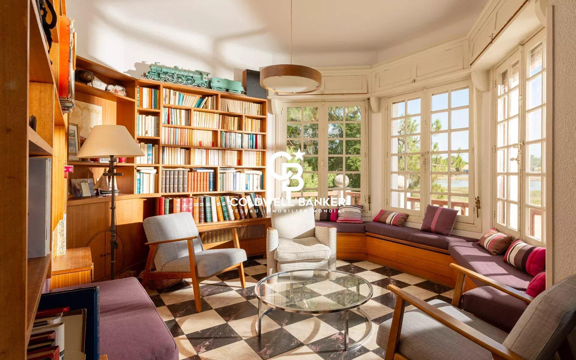 Villa d’architecte à vendre à Hossegor - première ligne sur le lac, parc paysager de 3 000 m² et tennis privé