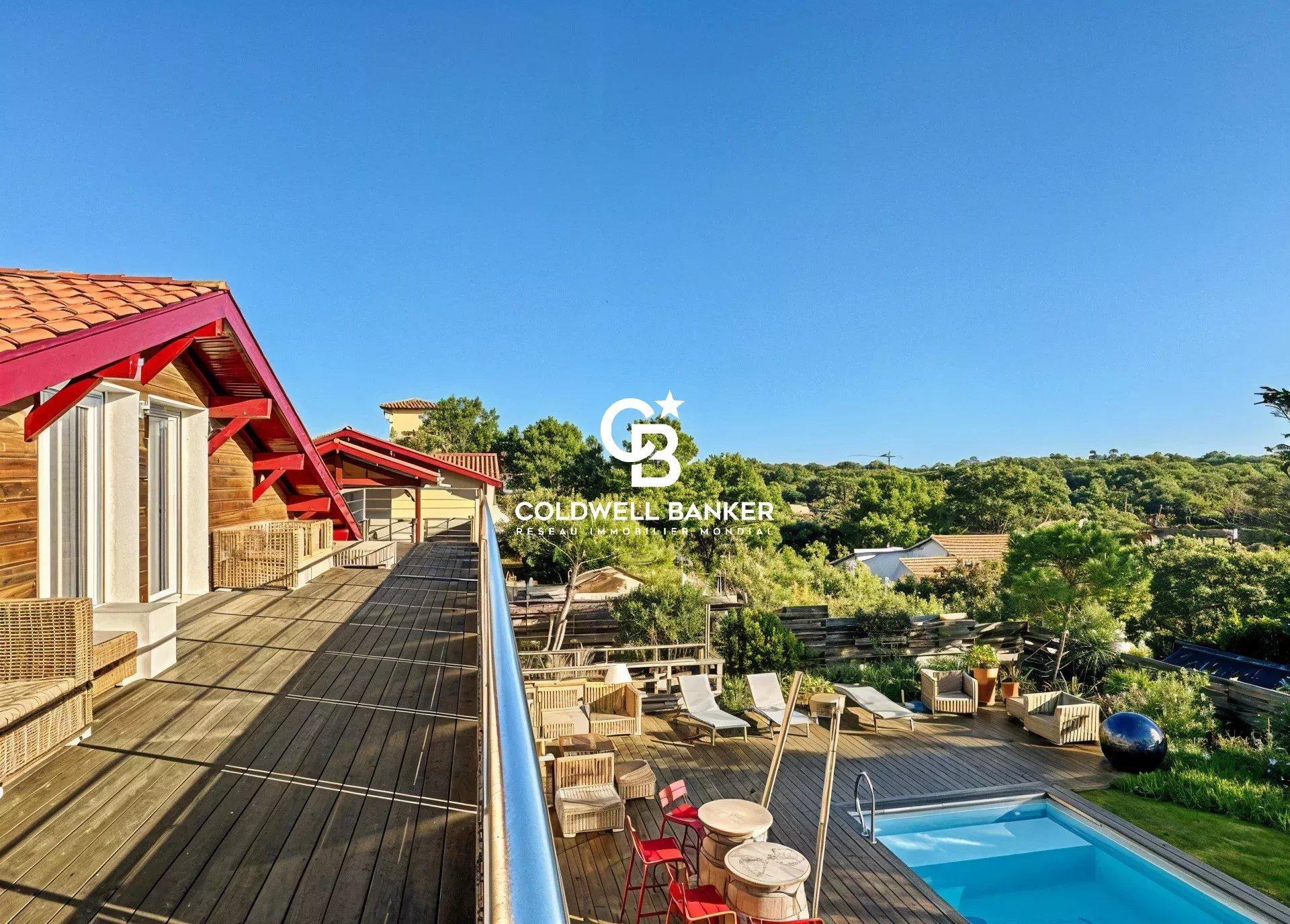 Maison à vendre à Hossegor – rénovée avec piscine, vue sur la canopée et accès plages à pied