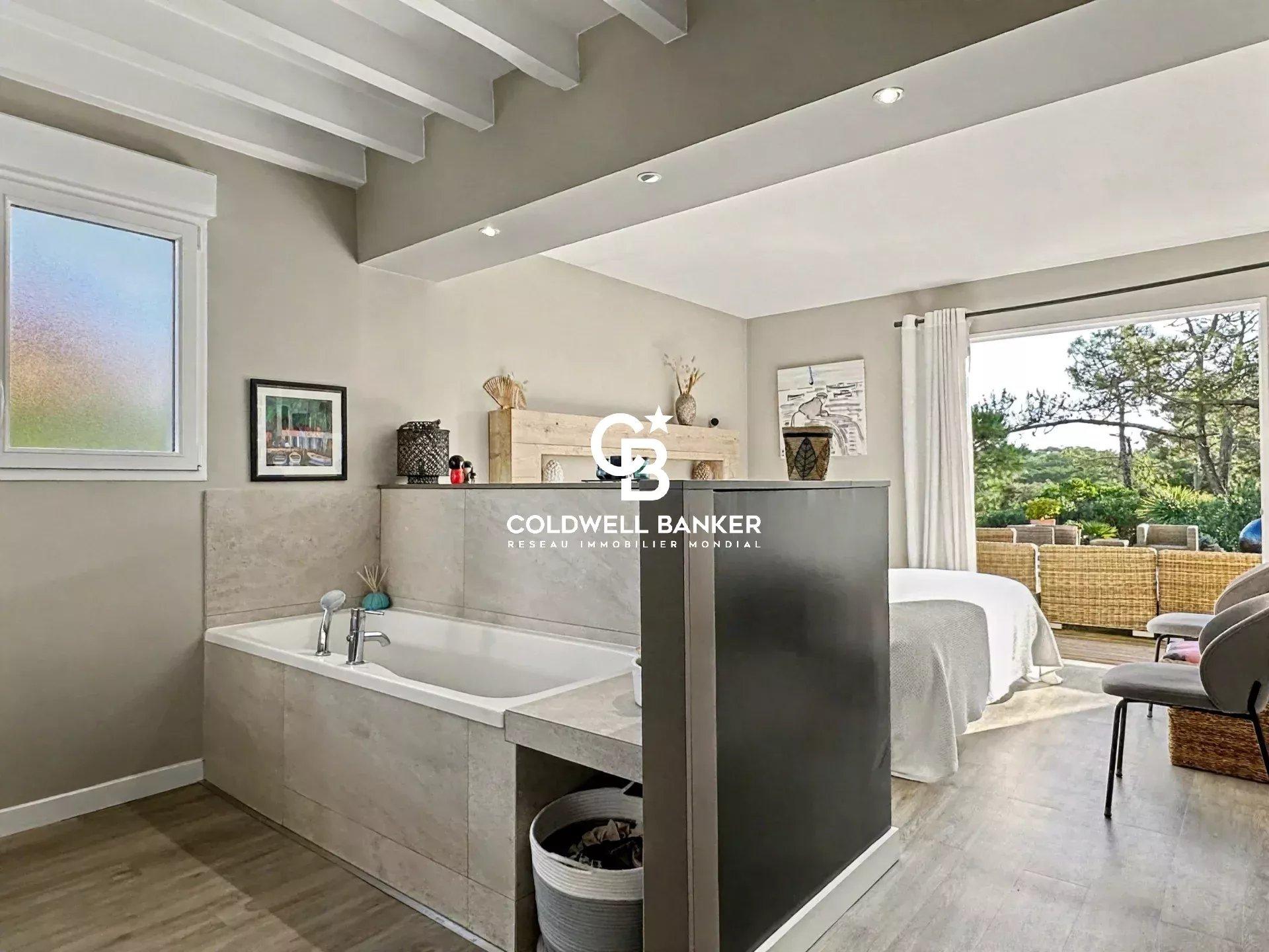 Maison à vendre à Hossegor – rénovée avec piscine, vue sur la canopée et accès plages à pied