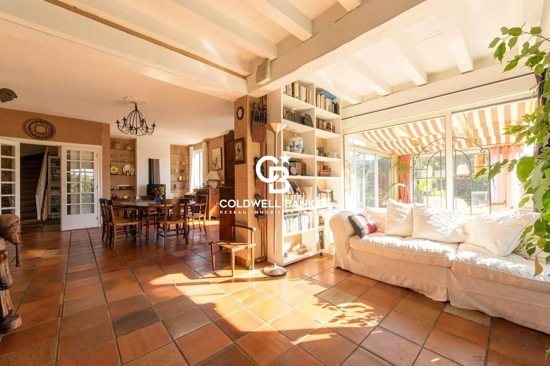 Maison à vendre à Hossegor – d’architecte proche plages et lac, 7 chambres, piscine et grand jardin