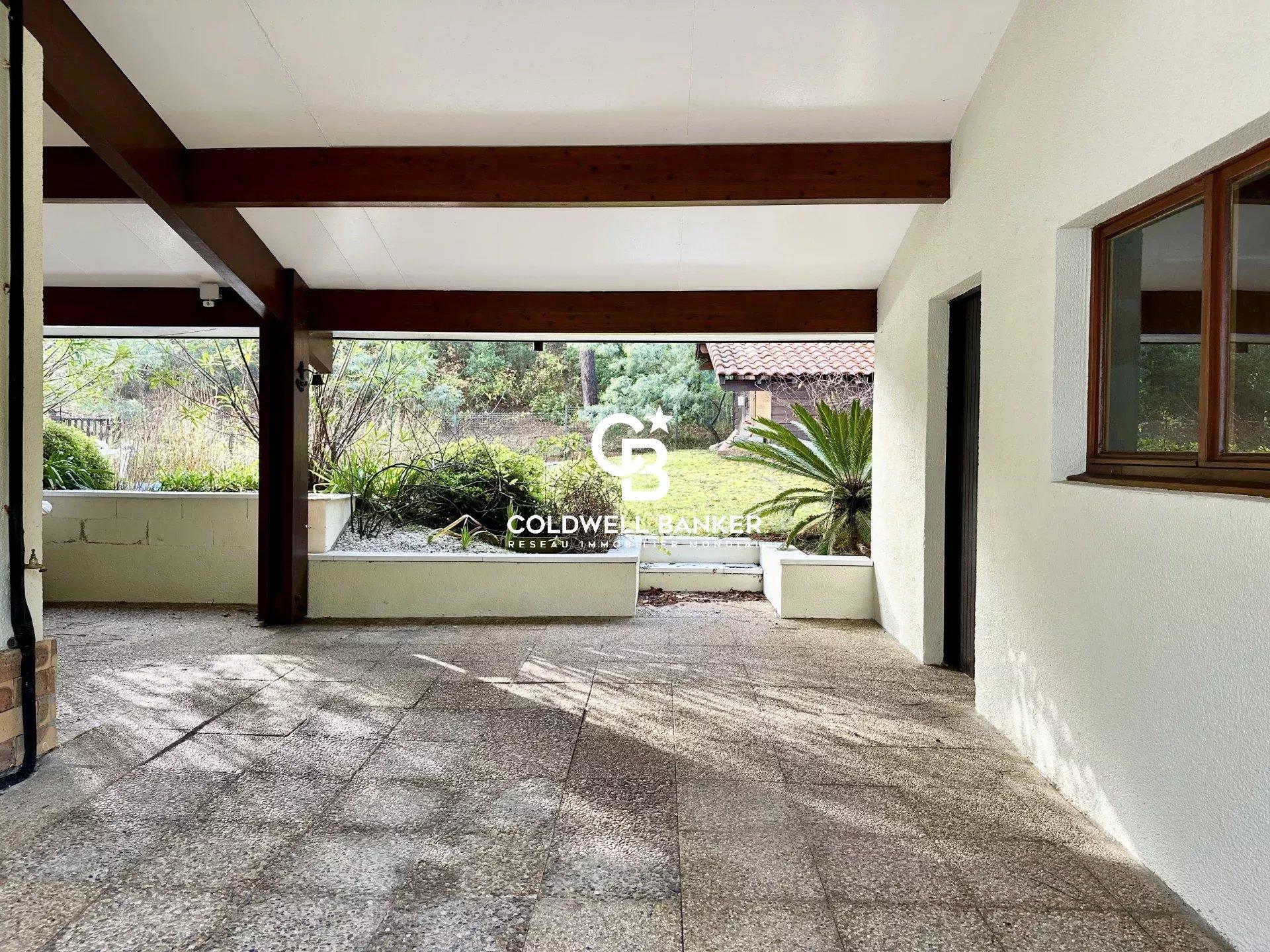 Maison à vendre à Seignosse – maison d’architecte à rénover avec piscine proche plages et lac