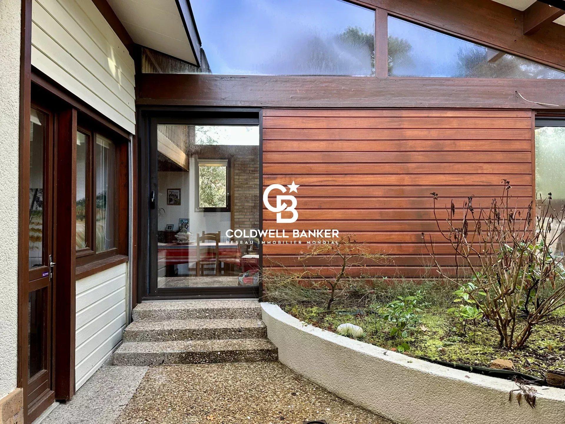 Maison à vendre à Seignosse – maison d’architecte à rénover avec piscine proche plages et lac