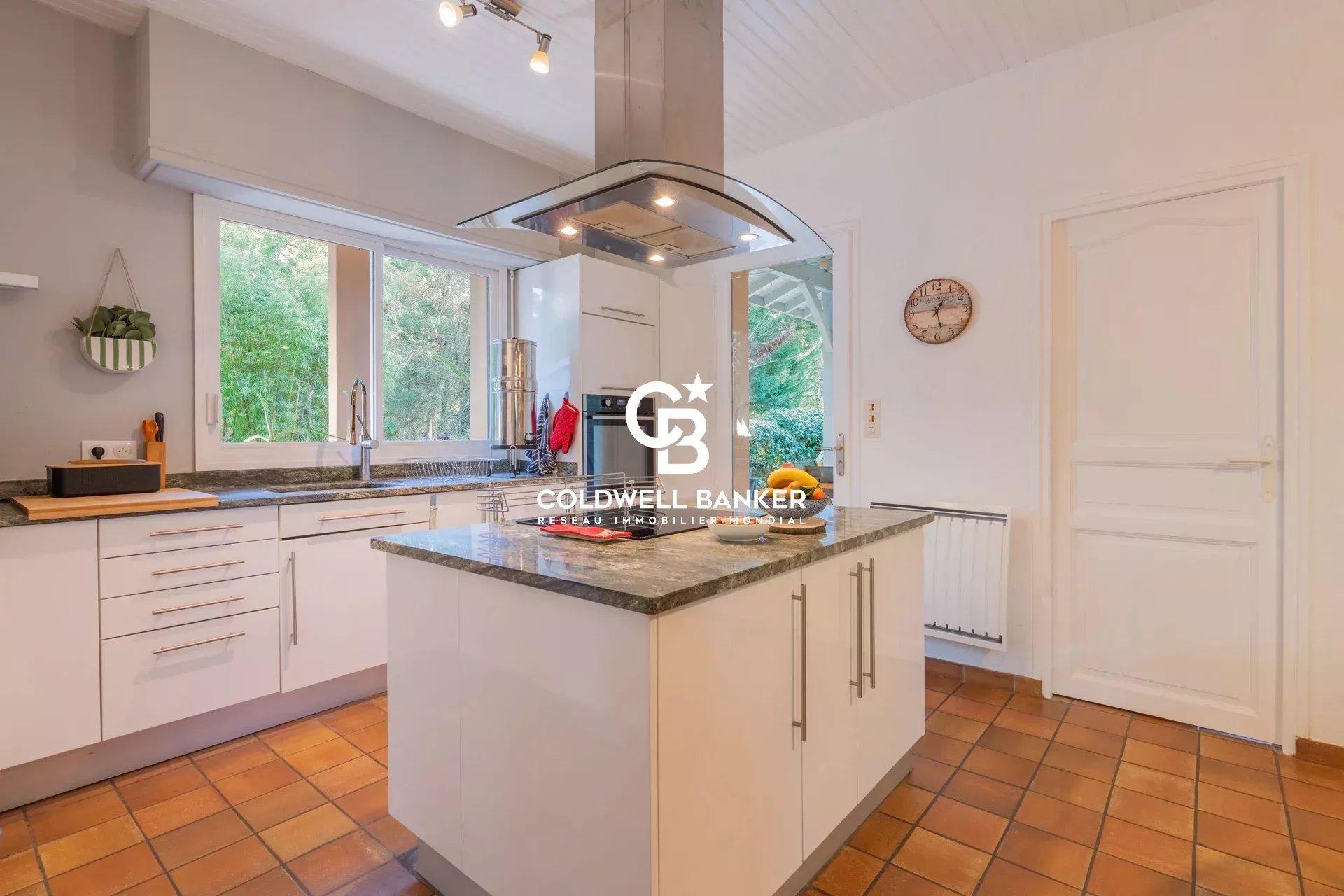 Maison à vendre à Hossegor – centre-ville et lac à pied, 6 chambres, piscine et terrain arboré
