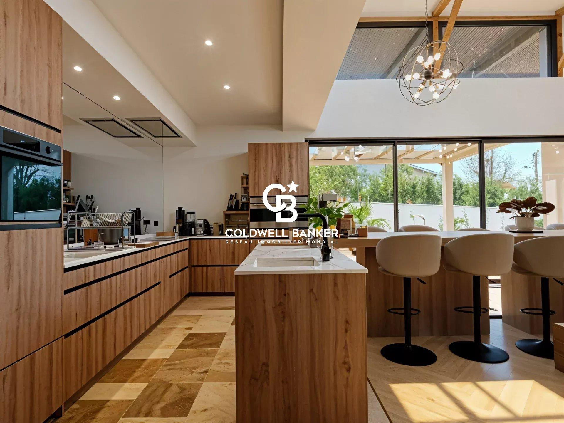 Maison à vendre à Anglet – villa contemporaine aux Cinq Cantons avec piscine, jardin et dépendance