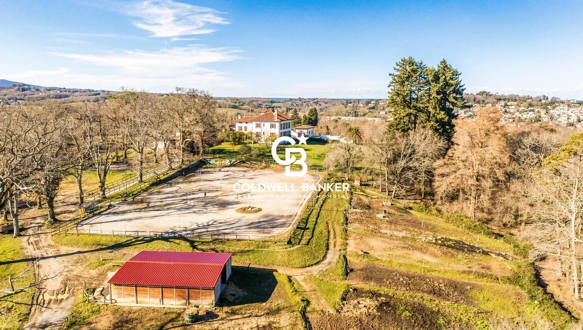 Propriété à vendre à Urrugne – domaine équestre sur 7,5 hectares avec vue mer et montagnes