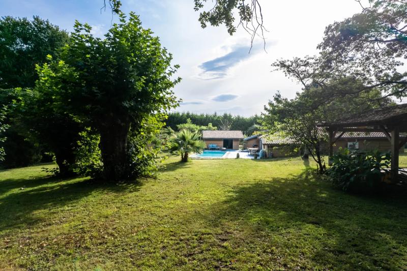Charmante villa avec piscine et terrain de 5000 m² Saubion