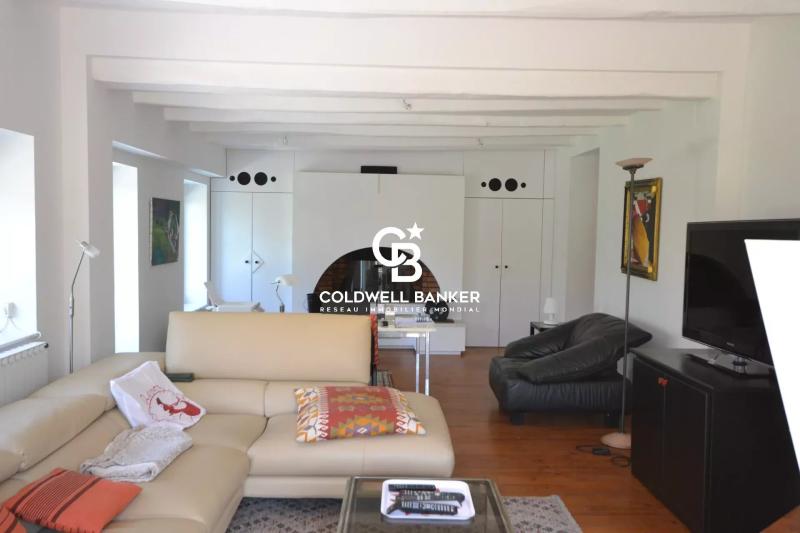 Ancienne ferme rénovée avec terrain de 7 hectares à acheter proche de Bayonne Urt