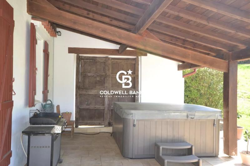 Ancienne ferme rénovée avec terrain de 7 hectares à acheter proche de Bayonne Urt