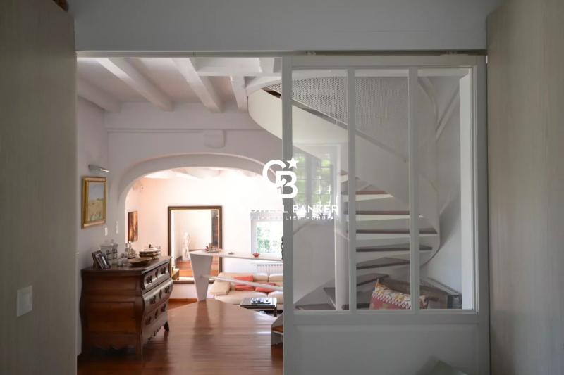 Ancienne ferme rénovée avec terrain de 7 hectares à acheter proche de Bayonne Urt