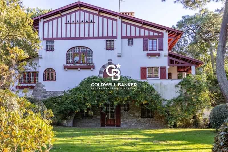 Maison à vendre à Hossegor – propriété entre canal et océan sur grand terrain arboré