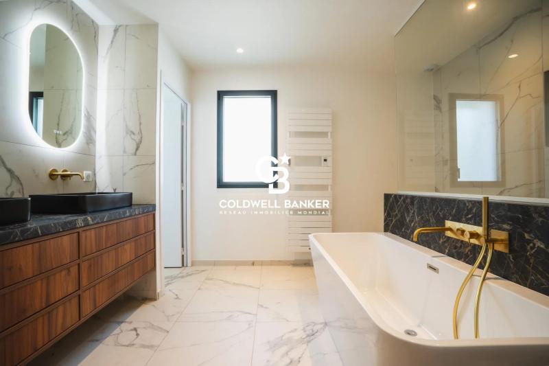 Maison à vendre à Anglet - propriété de prestige avec piscine et grand garage