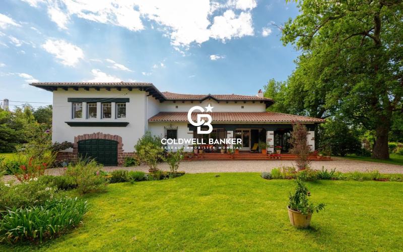 Maison à vendre à Anglet : vaste terrain, proche plages et commodités