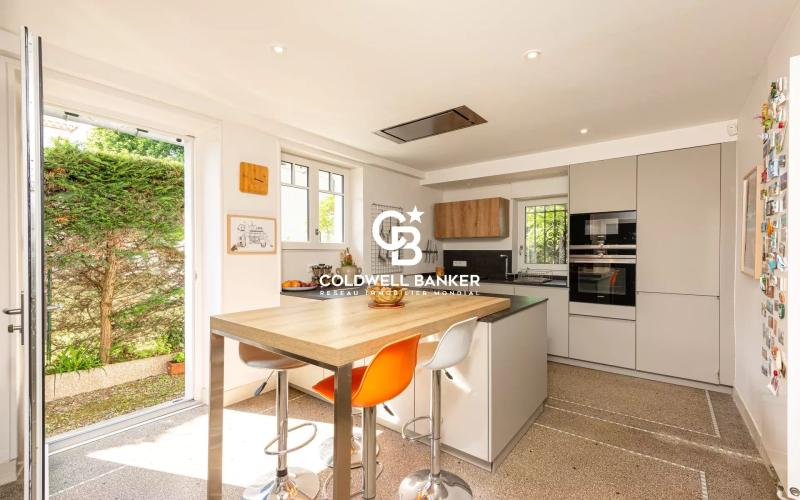 Maison à vendre à Anglet : vaste terrain, proche plages et commodités