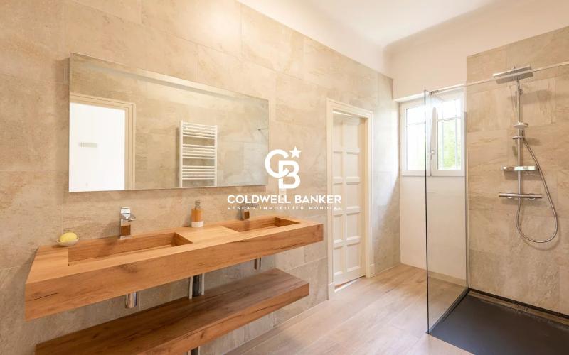 Maison à vendre à Anglet : vaste terrain, proche plages et commodités