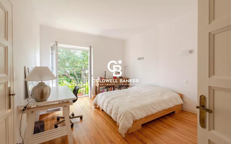 Maison à vendre à Anglet : vaste terrain, proche plages et commodités