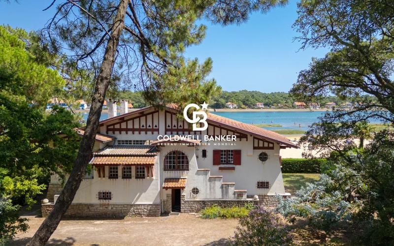 Villa d’architecte à vendre à Hossegor - première ligne sur le lac, parc paysager de 3 000 m² et tennis privé