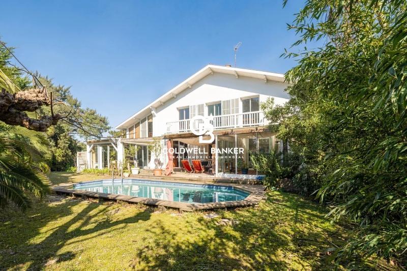 Maison à vendre à Hossegor – d’architecte proche plages et lac, 7 chambres, piscine et grand jardin